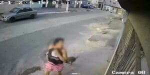 Homen foge após esfaquear esposa