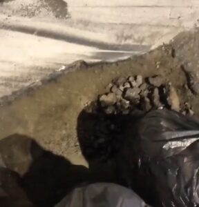 Buraco que está estourando pneus em Itapuã 