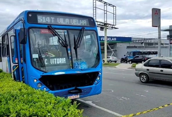 Pedestre morre atropelado por transcol