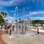 Criancas se divertem nas aguas do chafariz do novo parque da prainha 2086170 article