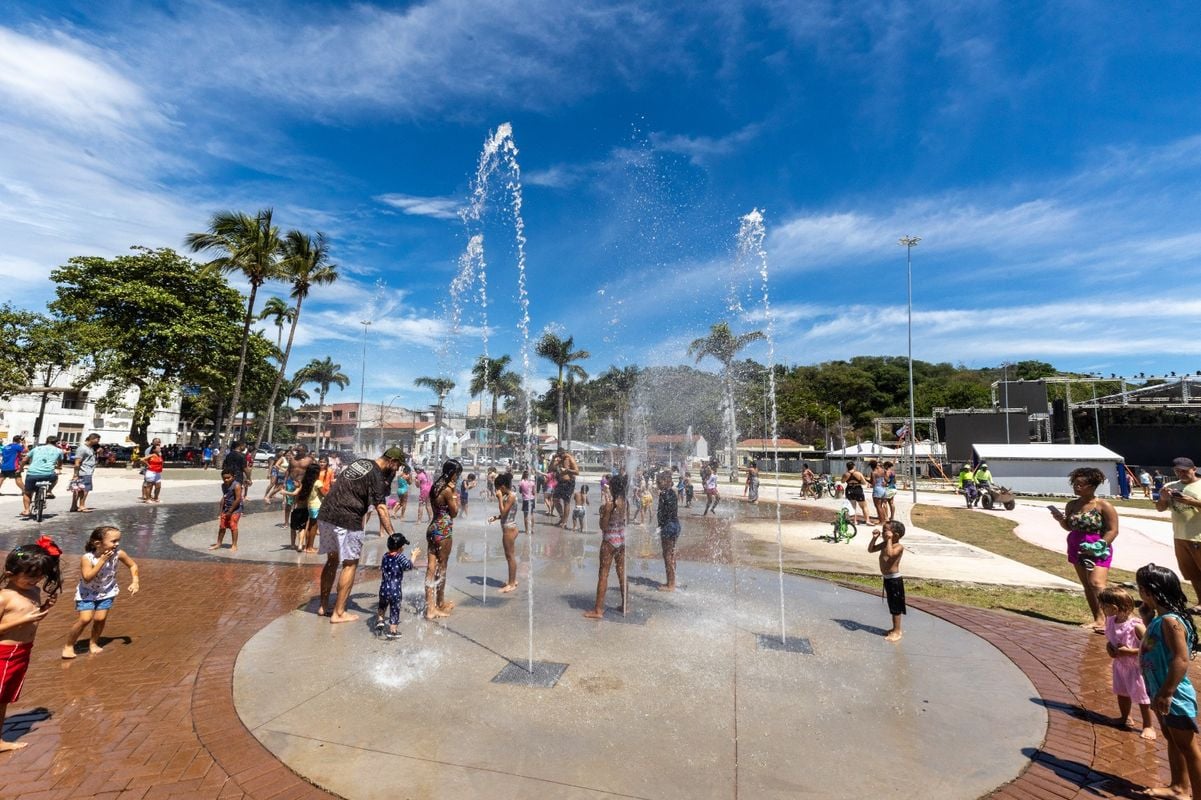 Criancas se divertem nas aguas do chafariz do novo parque da prainha 2086170 article