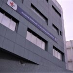 Fachada HEUE com placa (1)