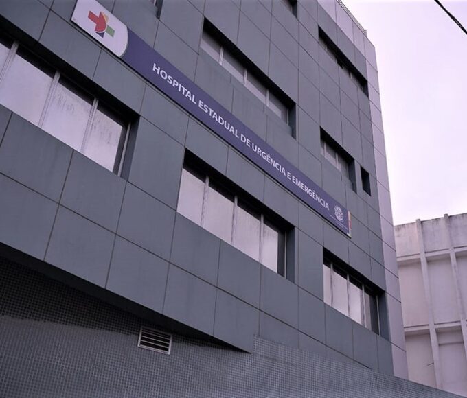 Fachada HEUE com placa (1)