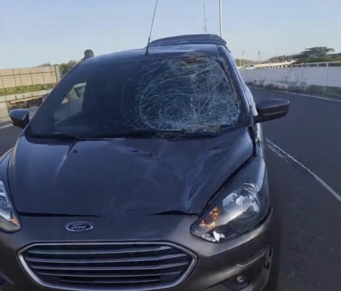 O carro ficou com a frente destruída