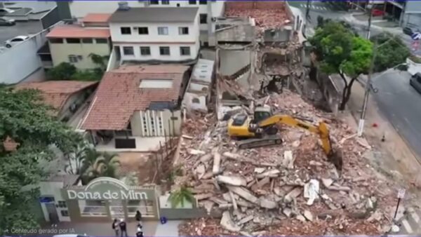 Entulhos de demolição atingem salão de beleza e causam destruição