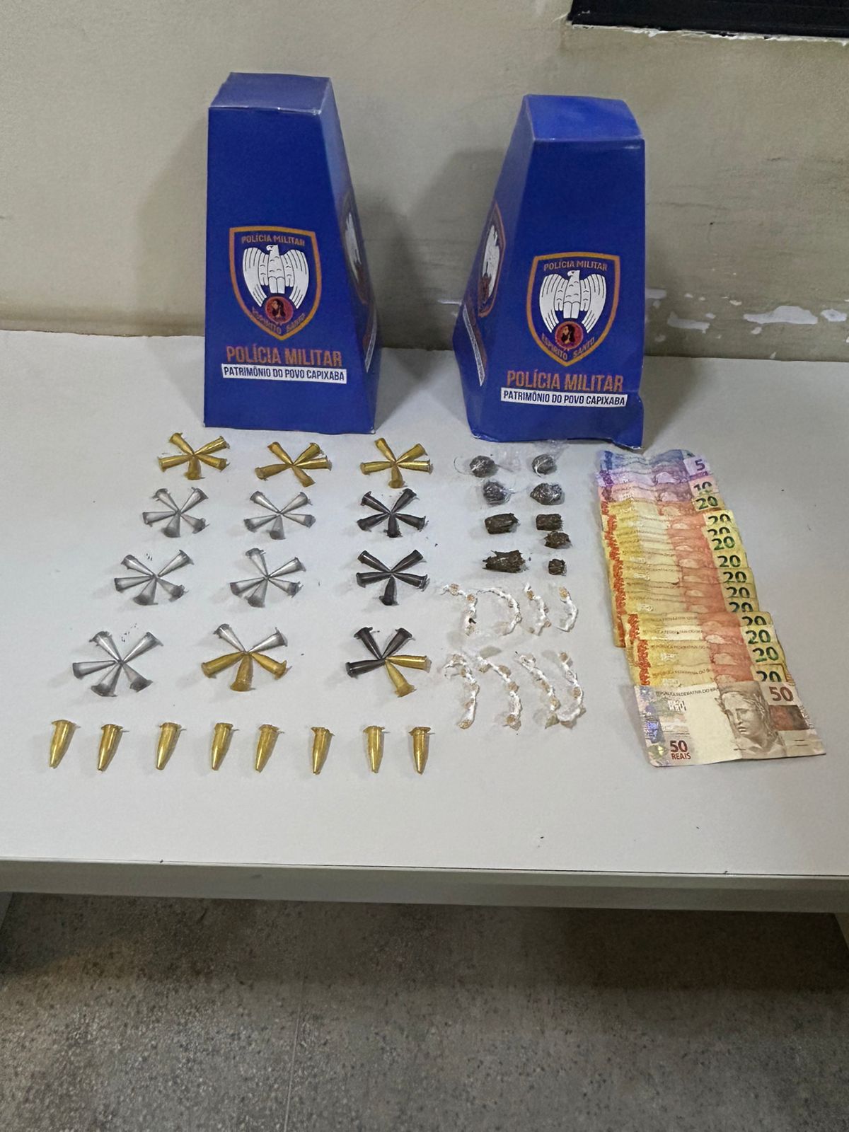 10º BPM APREENDE DROGAS, SIMULACRO DE ARMA E DETÉM SUSPEITOS EM GUARAPARI