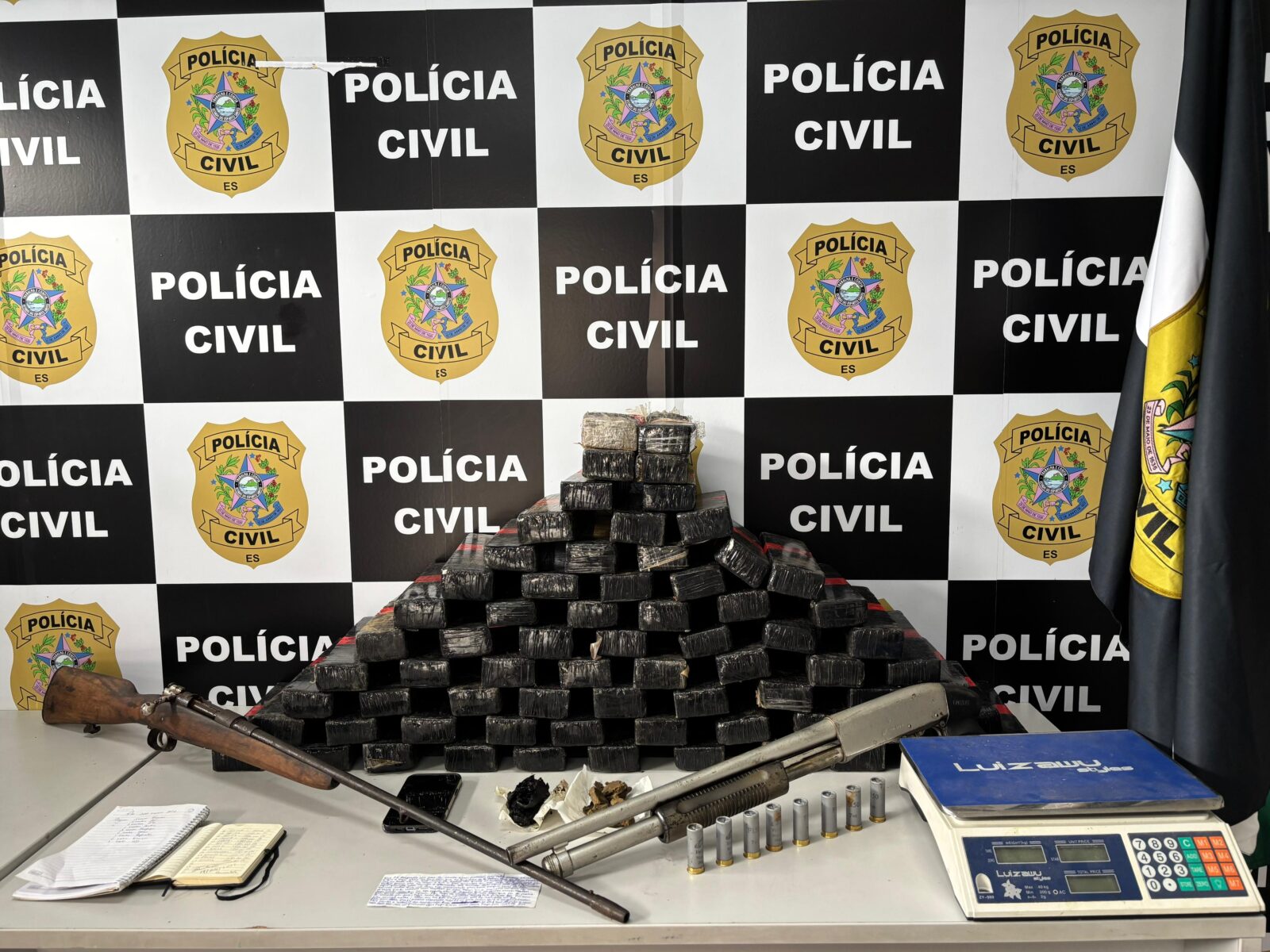 Denarc prende mulher em flagrante por tráfico de drogas e posse ilegal de arma em Cariacica