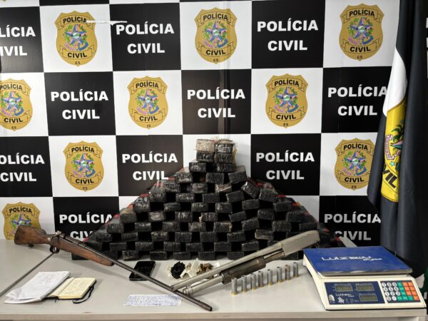 Denarc prende mulher em flagrante por tráfico de drogas e posse ilegal de arma em Cariacica