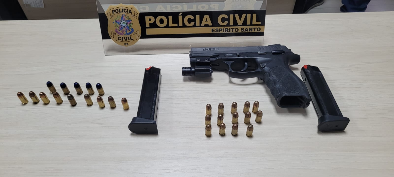 DHPP de Vila Velha prende investigado por homicídio e apreende arma durante operação policial