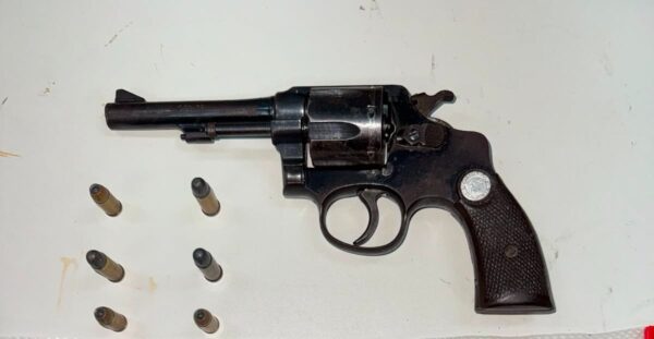 Homem é preso com arma de fogo e documentos de desaparecido em Guarapari