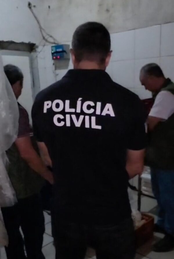 Operação da DEPMA apreende meia tonelada de carne e interdita abatedouro clandestino em Cariacica