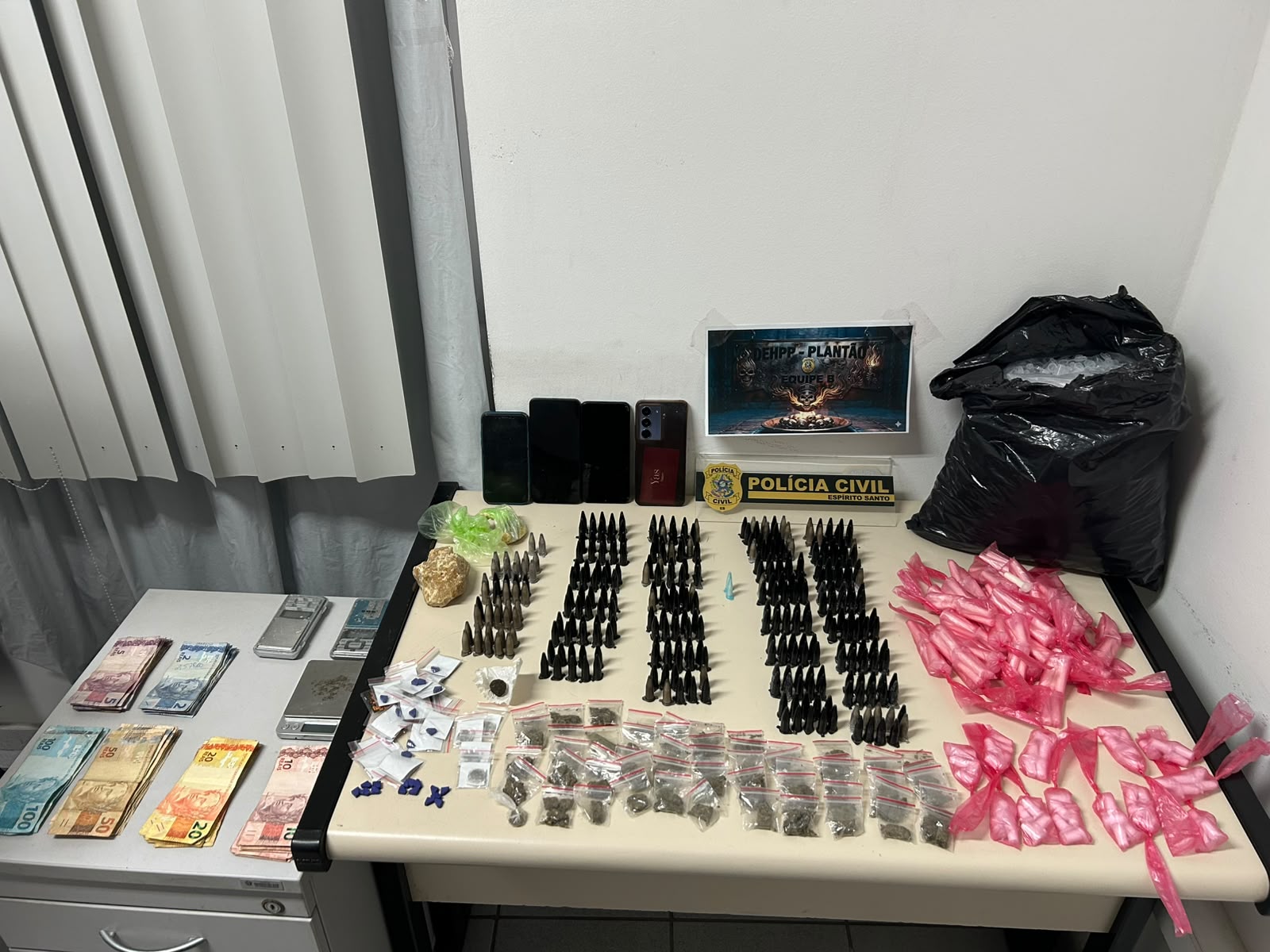 PCES prende dois suspeitos e apreende adolescente por tráfico de drogas durante cumprimento de mandado na Serra